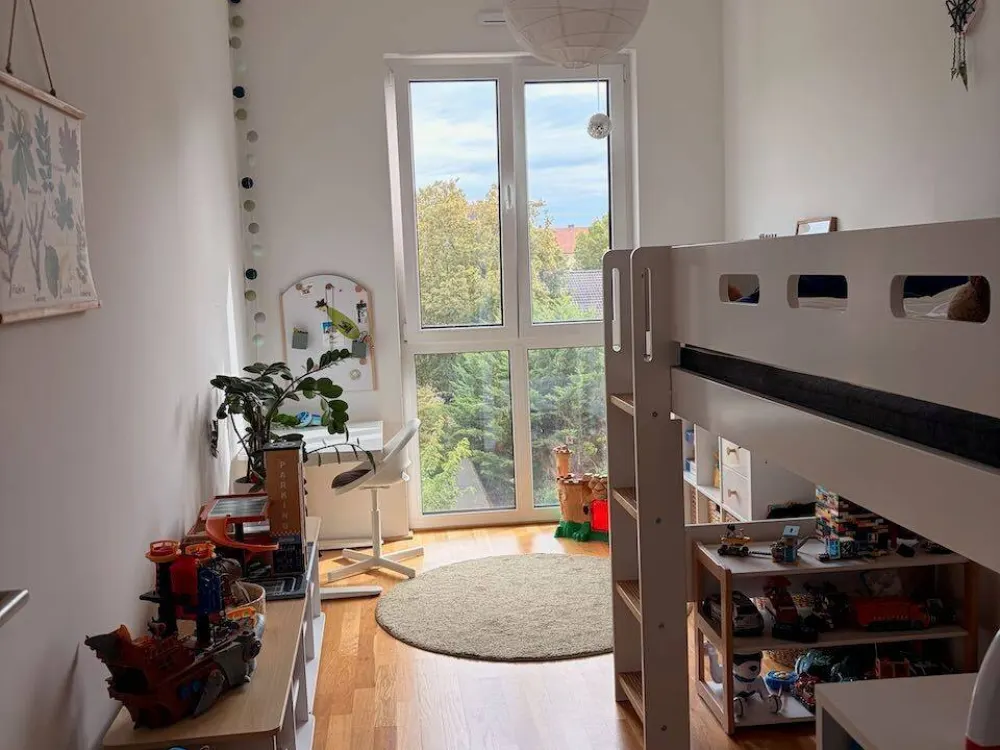 Bright 4-Room Penthouse Apartment with Large Roof Terrace