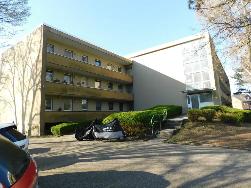 Einzugsbereit im Erdgeschoss! Großzügige Wohnung mit drei Zimmern und Balkon!