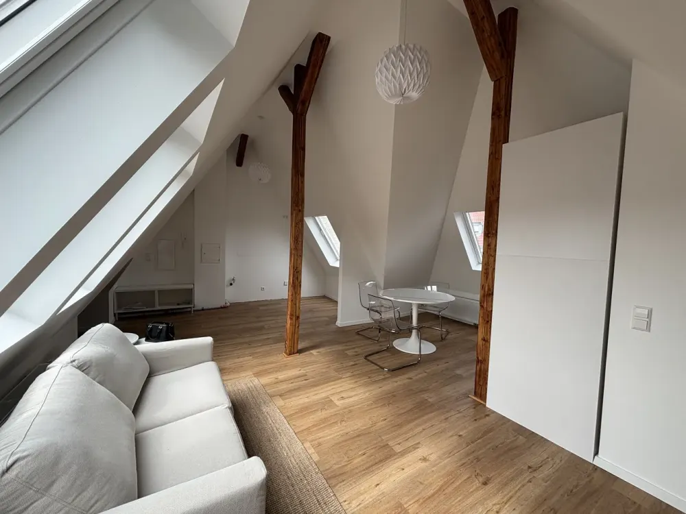 Möblierte, helle Dachgeschosswohnung nach Sanierung
