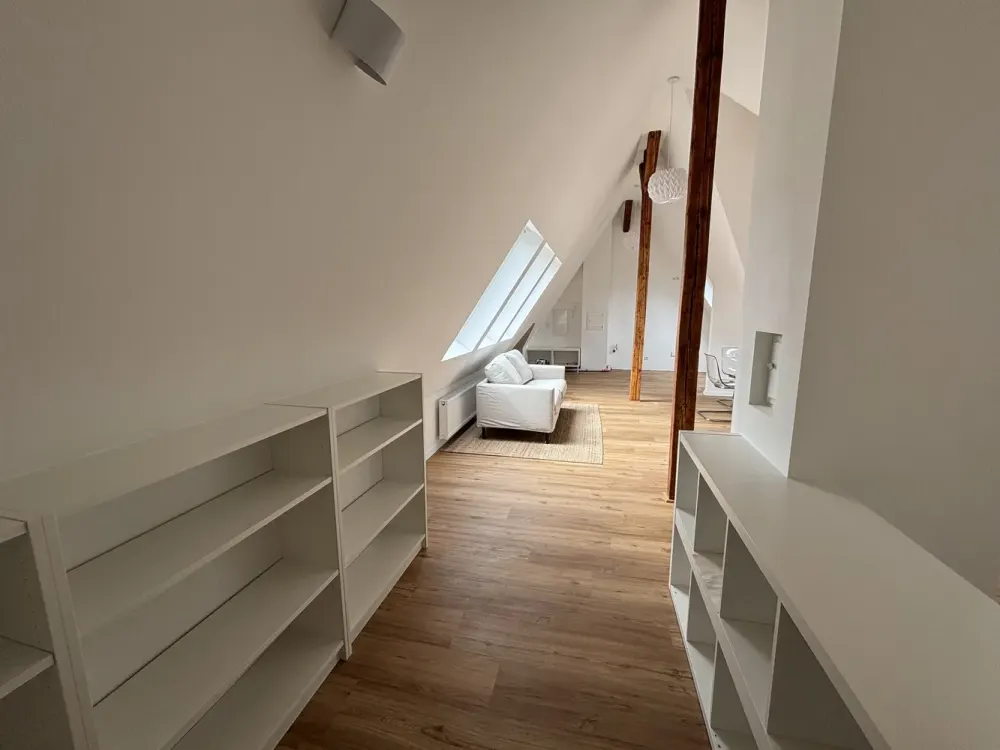 Möblierte, helle Dachgeschosswohnung nach Sanierung