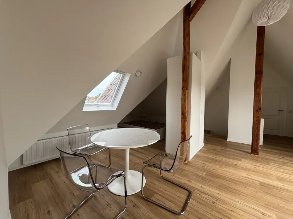 Möblierte, helle Dachgeschosswohnung nach Sanierung