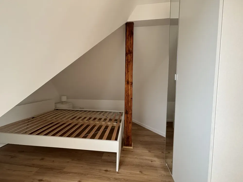 Möblierte, helle Dachgeschosswohnung nach Sanierung