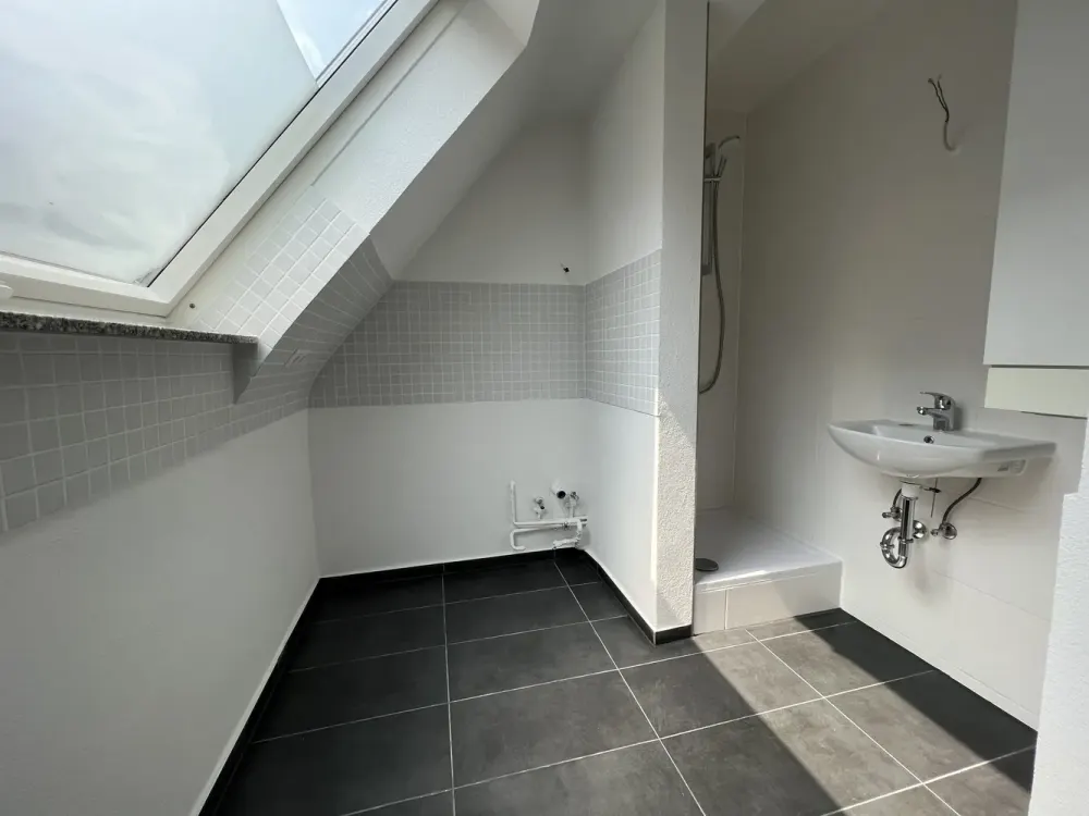 DG - 2023 renoviert - 2-Zimmer-Wohnung nahe Villa Berg