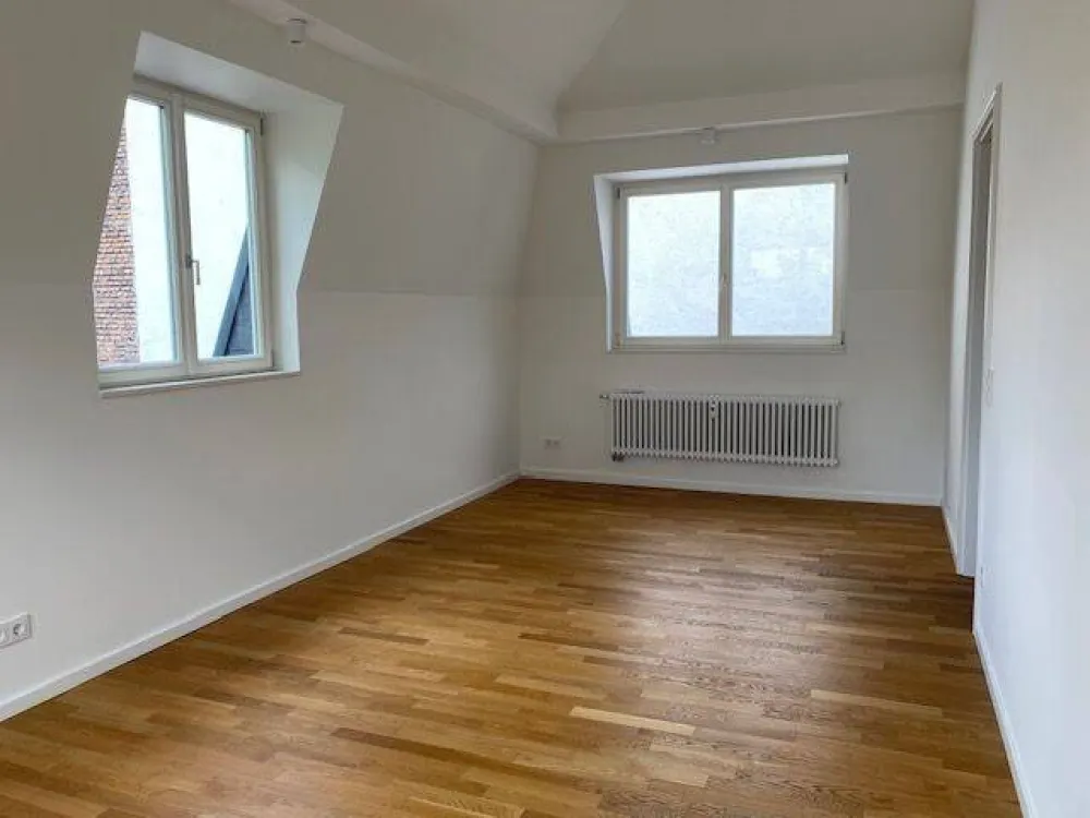 Zweitbezug nach Kernsanierung++ Tolle Zweieinhalbzimmerwohnung direkt am Main