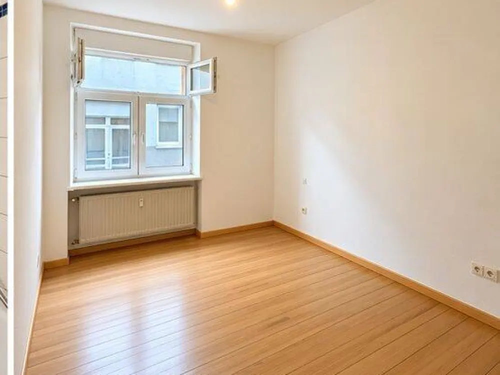 Central 2-Room Apartment with Terrace & Garden - Near University & Old Town