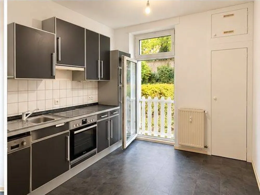Central 2-Room Apartment with Terrace & Garden - Near University & Old Town