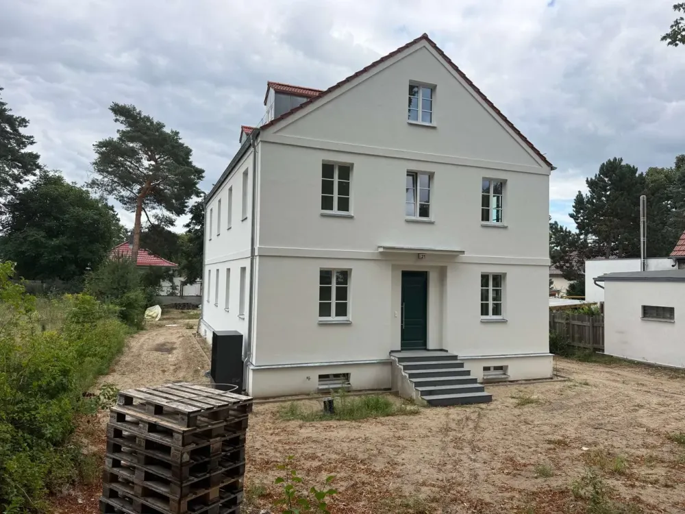 Erstbezug im Neubau, Hochparterre-Wohnung im Zweifamilienhaus mit Terrasse & großem Gartenanteil