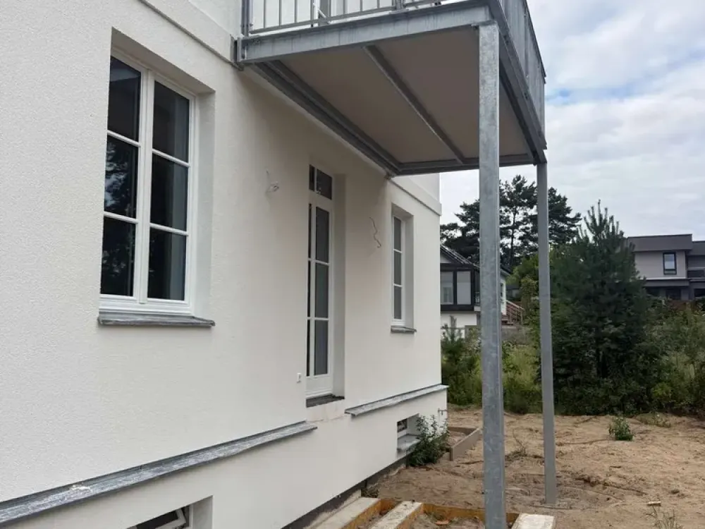 Erstbezug im Neubau, Hochparterre-Wohnung im Zweifamilienhaus mit Terrasse & großem Gartenanteil