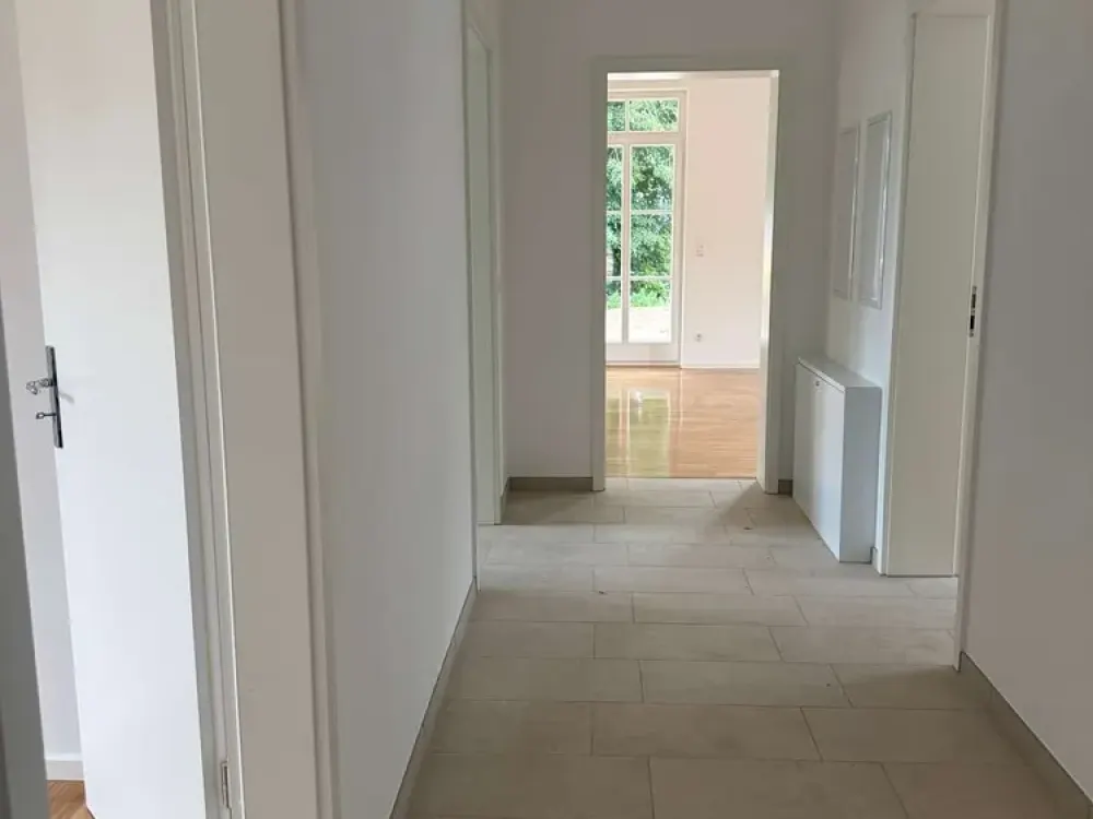 Erstbezug im Neubau, Hochparterre-Wohnung im Zweifamilienhaus mit Terrasse & großem Gartenanteil