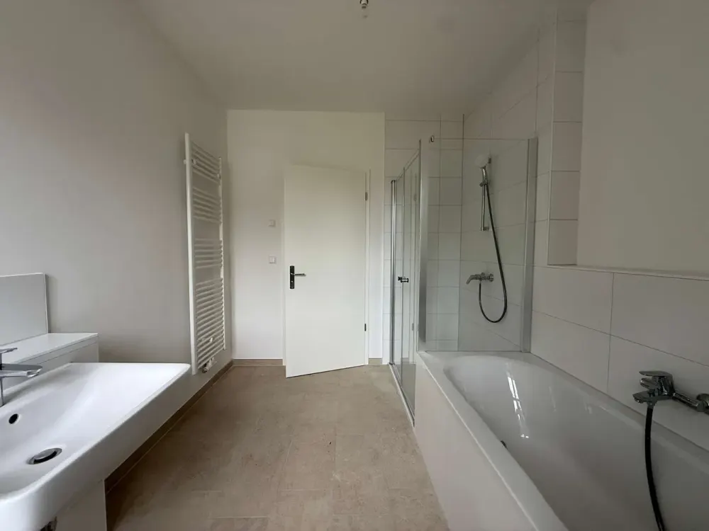 Erstbezug im Neubau, Hochparterre-Wohnung im Zweifamilienhaus mit Terrasse & großem Gartenanteil