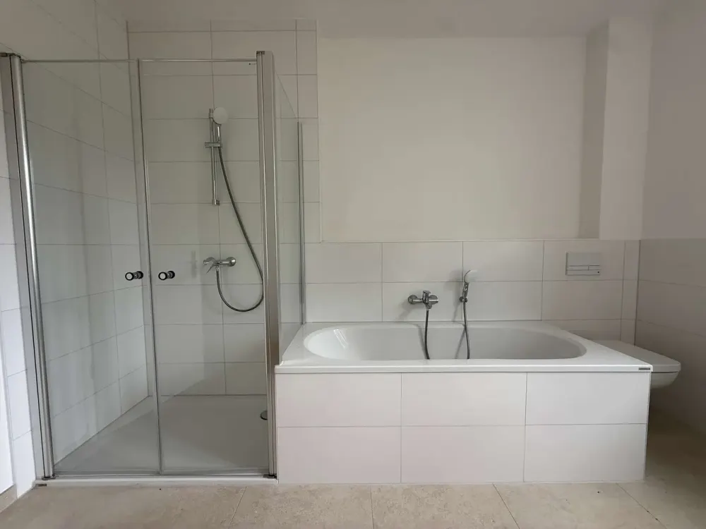 Erstbezug im Neubau, Hochparterre-Wohnung im Zweifamilienhaus mit Terrasse & großem Gartenanteil