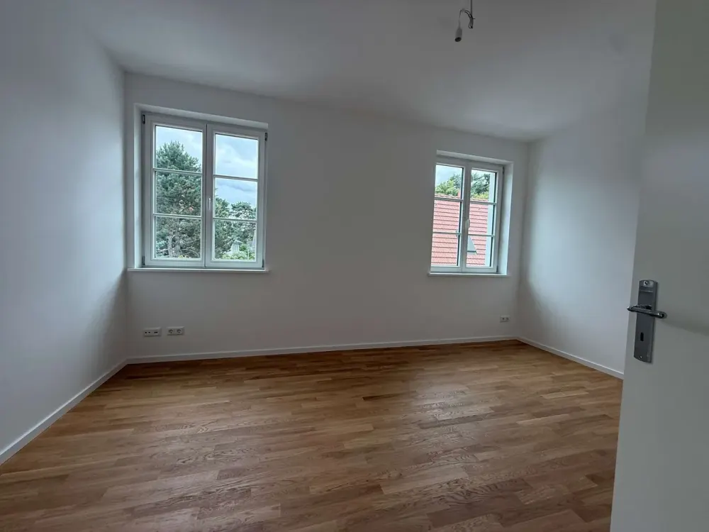 Erstbezug im Neubau, Hochparterre-Wohnung im Zweifamilienhaus mit Terrasse & großem Gartenanteil