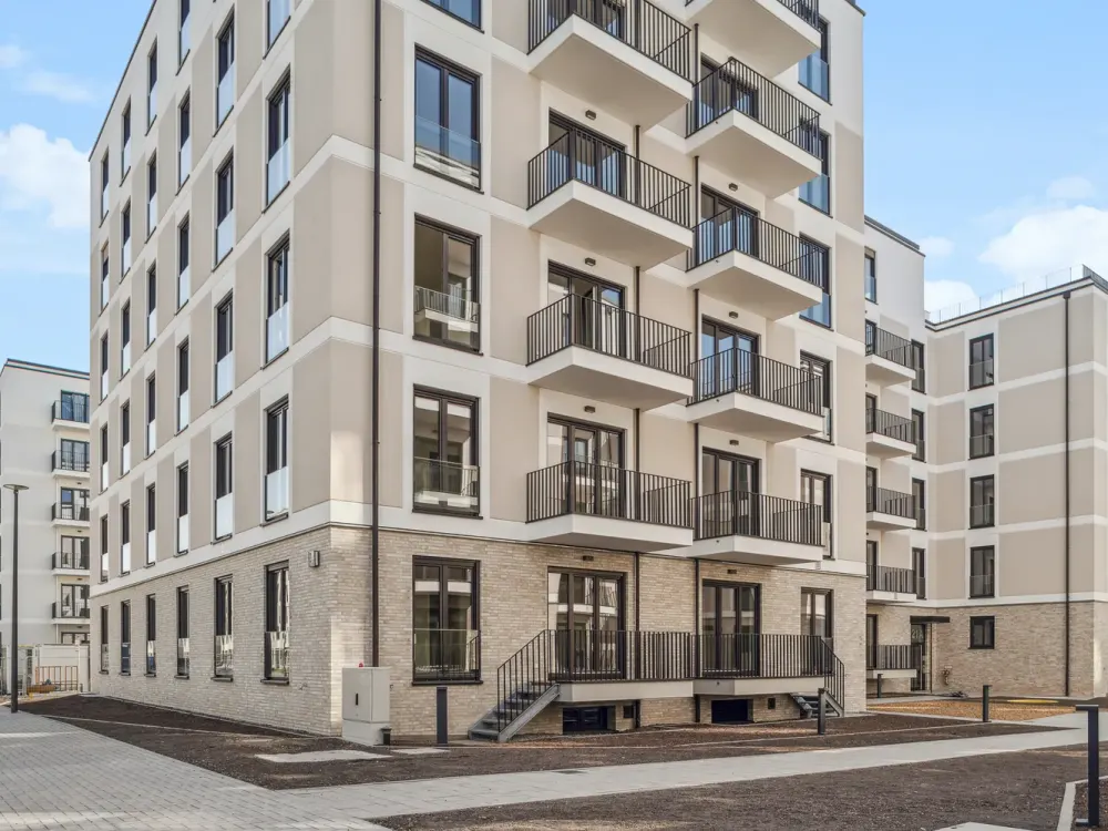 First-Class Living: Bright 2-Room Apartment with Built-In Kitchen and Balcony