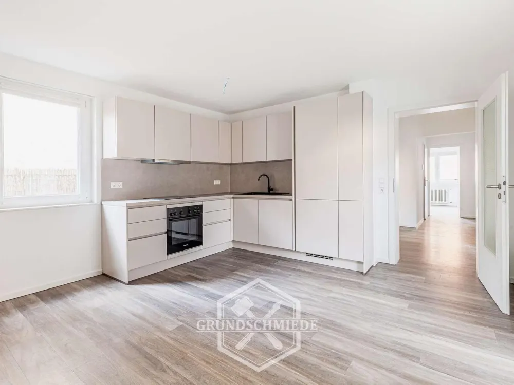 Erstbezug nach Renovierung: 4 Zimmer, neue EBK und Terrasse