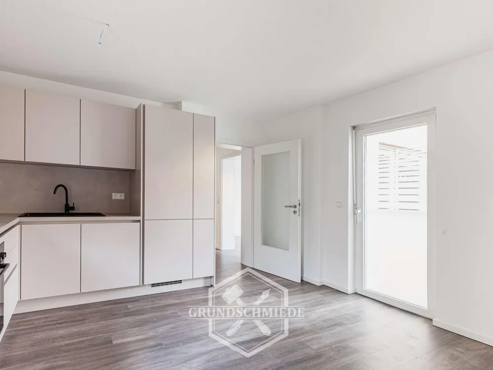 Erstbezug nach Renovierung: 4 Zimmer, neue EBK und Terrasse