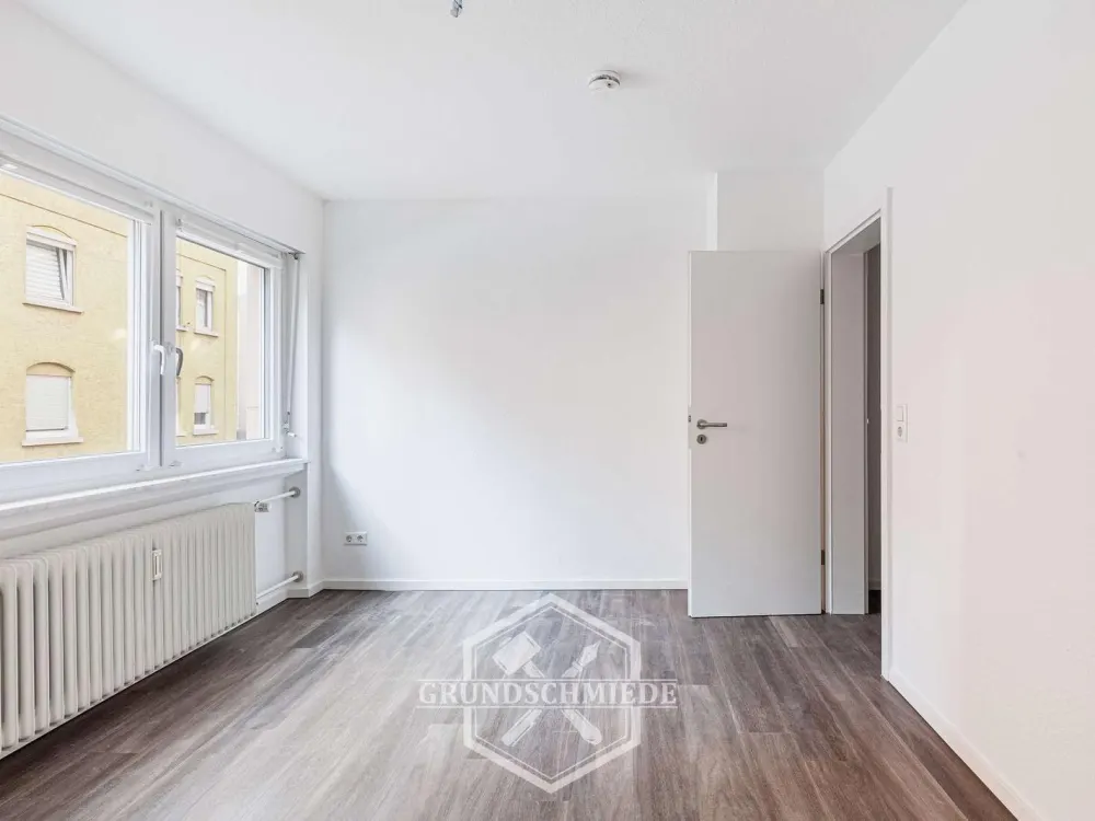 Erstbezug nach Renovierung: 4 Zimmer, neue EBK und Terrasse