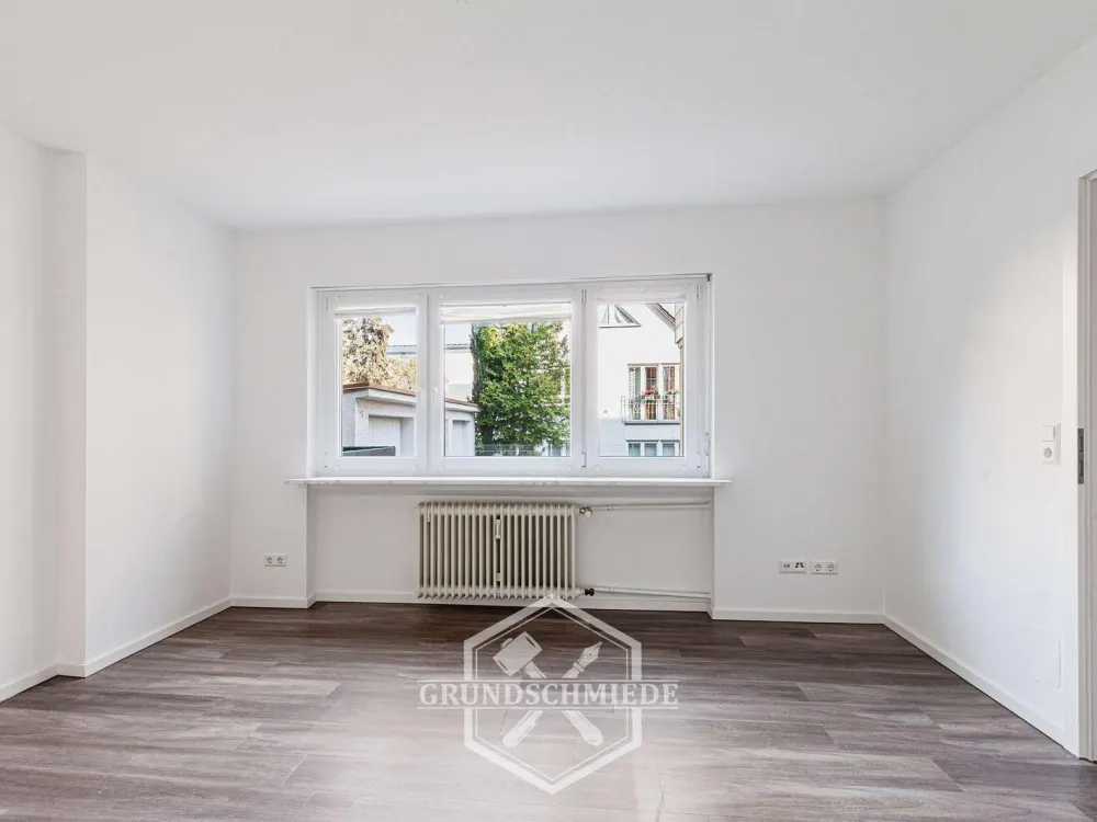 Erstbezug nach Renovierung: 4 Zimmer, neue EBK und Terrasse