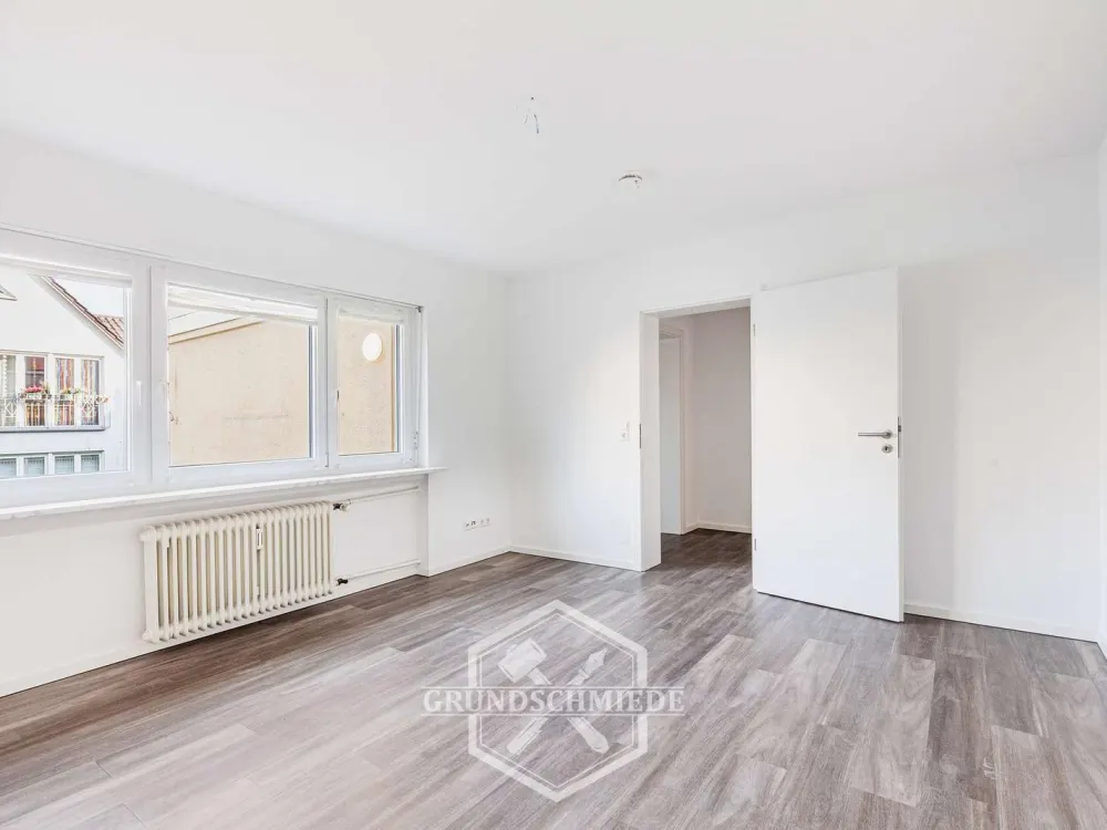 Erstbezug nach Renovierung: 4 Zimmer, neue EBK und Terrasse
