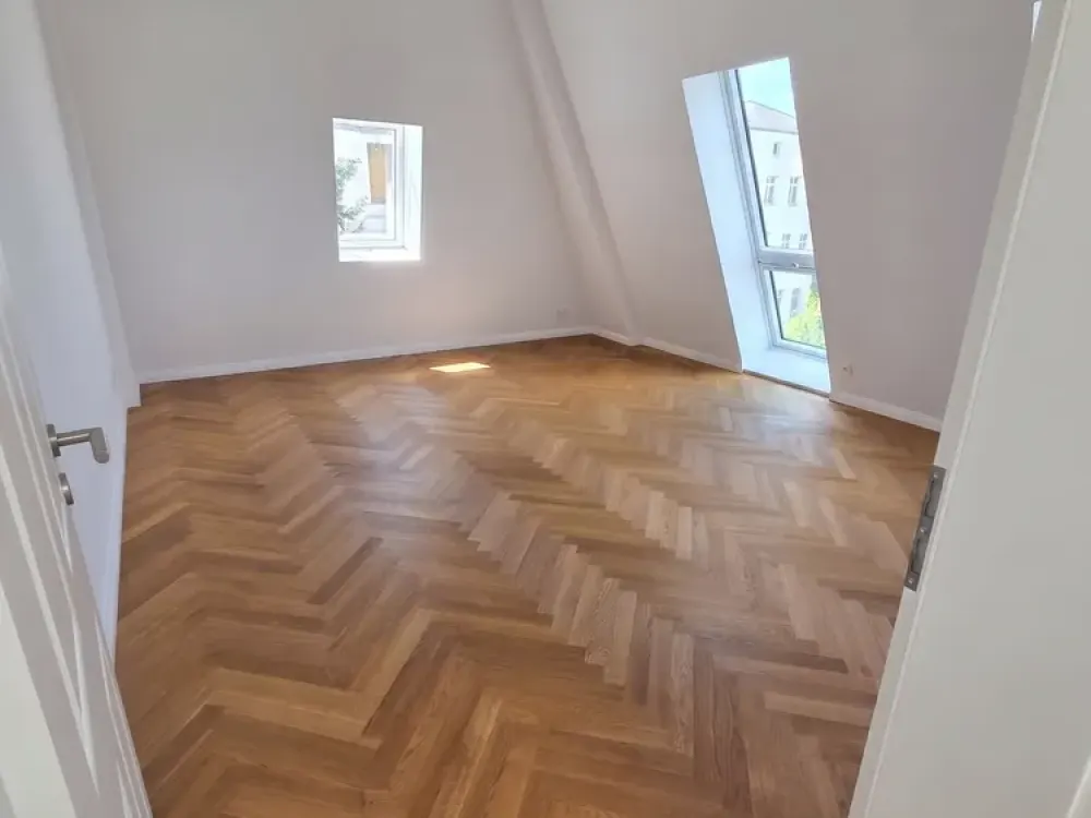 Lichtdurchflutetes Dachflair trifft Effizienz: Ihr modernes Zuhause mit Wärmepumpe in Berlin