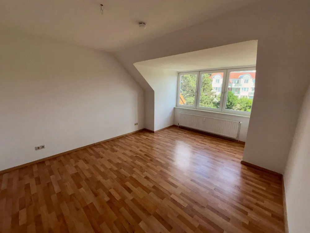 Helle 3-Zimmer-Dachgeschosswohnung mit Balkonblick in Hannover