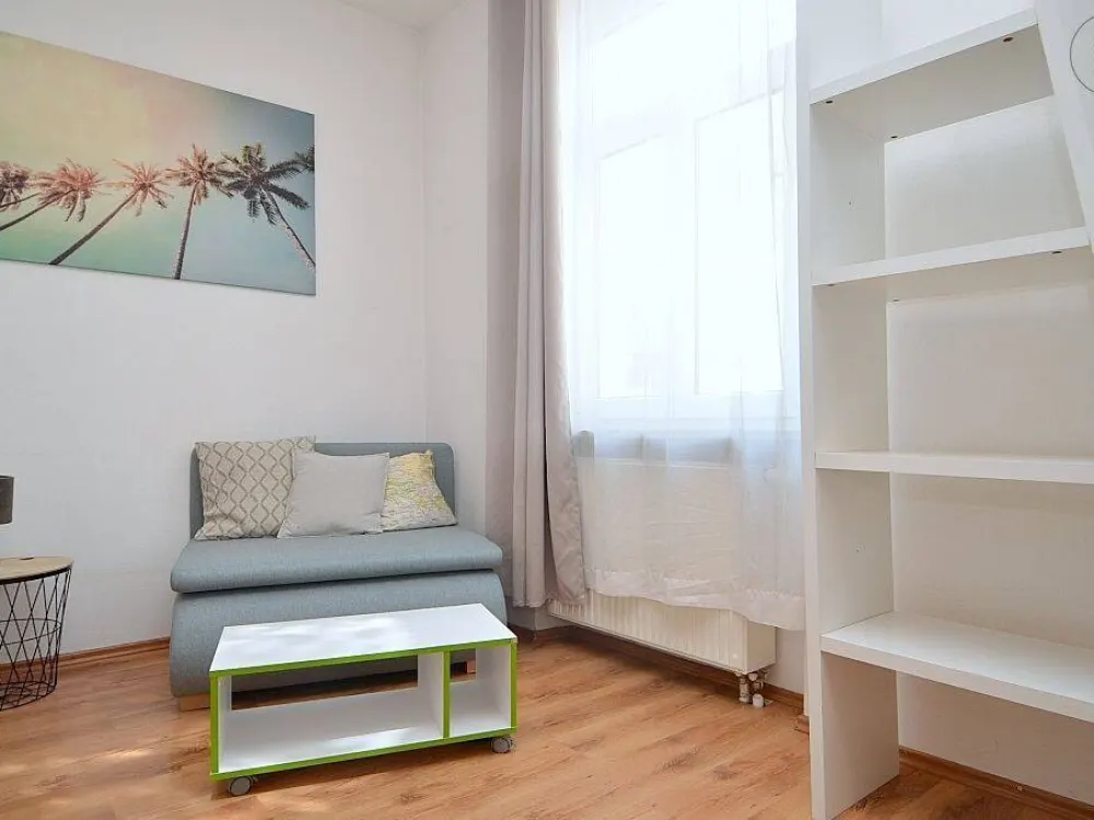 Modern möbliertes Zimmer mit Balkon und WLAN in der Nürnberger Innenstadt
