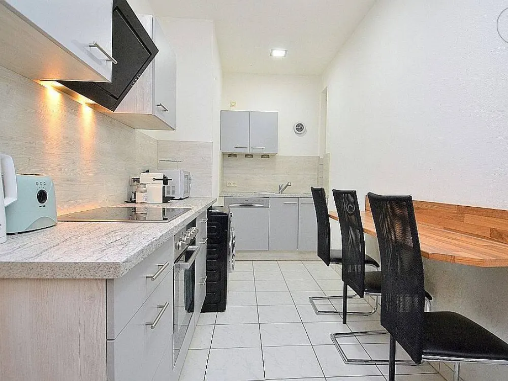 Modern möbliertes Zimmer mit Balkon und WLAN in der Nürnberger Innenstadt