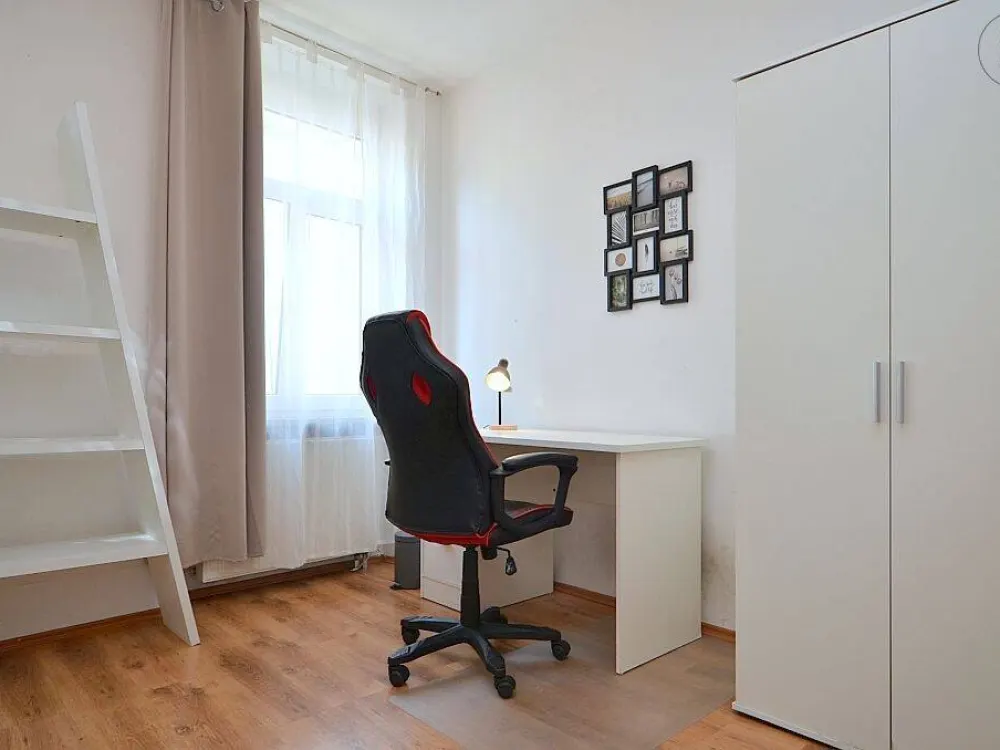 Modern möbliertes Zimmer mit Balkon und WLAN in der Nürnberger Innenstadt