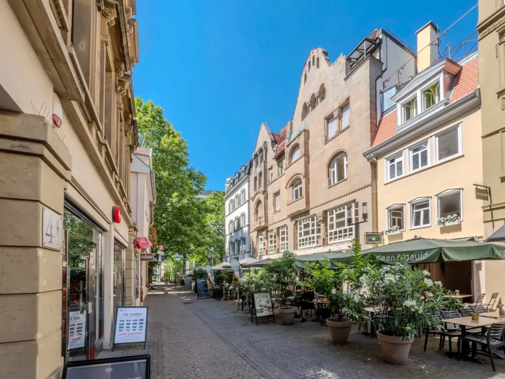 ***Erstbezug: WG-geeignete 3,5-Zimmer-Wohnung im Herzen der beliebten Calwer Straße***