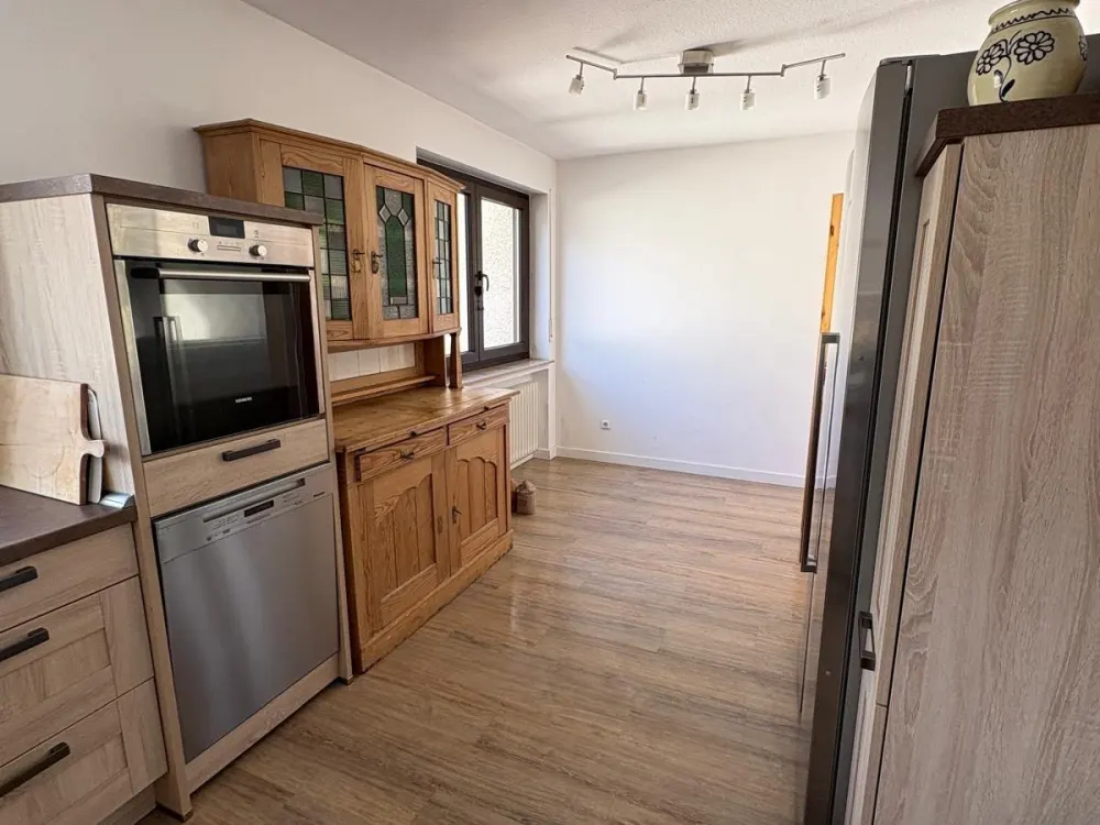 3,5 Zimmer Wohnung mit Kaminofen, Einbauküche & Balkon in Herdeck