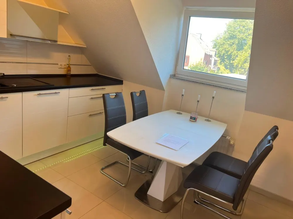 Zu vermieten moderne helle 2 Etagen Maisonette-Wohnung