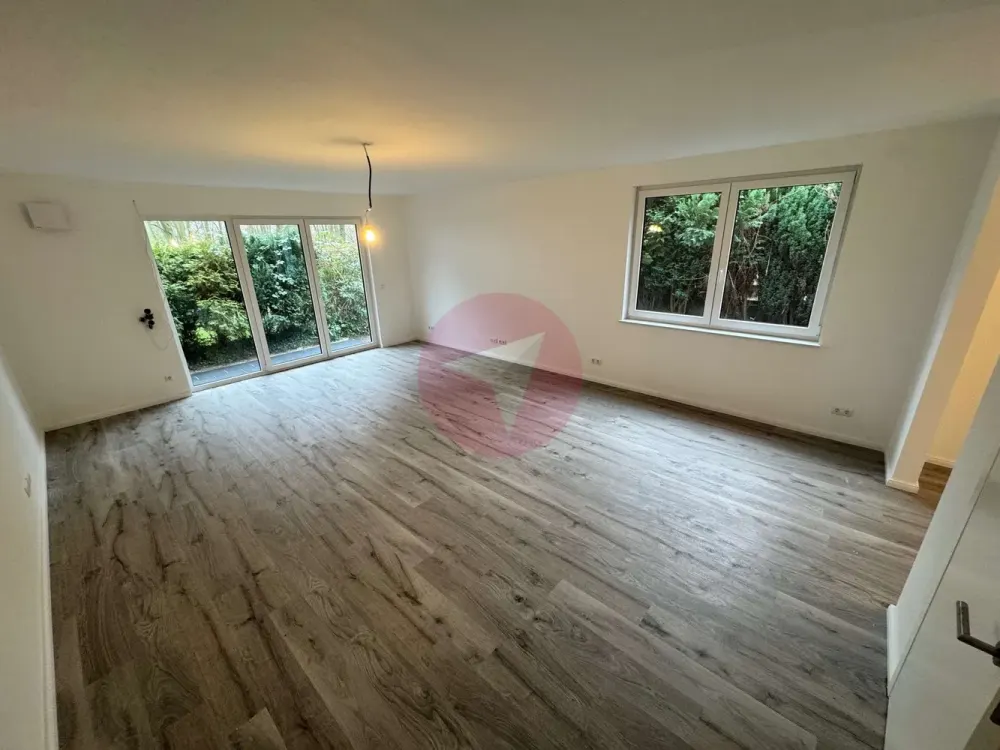 Large 7-Room Ground Floor Apartment in Direct Proximity to the Park in Billstedt