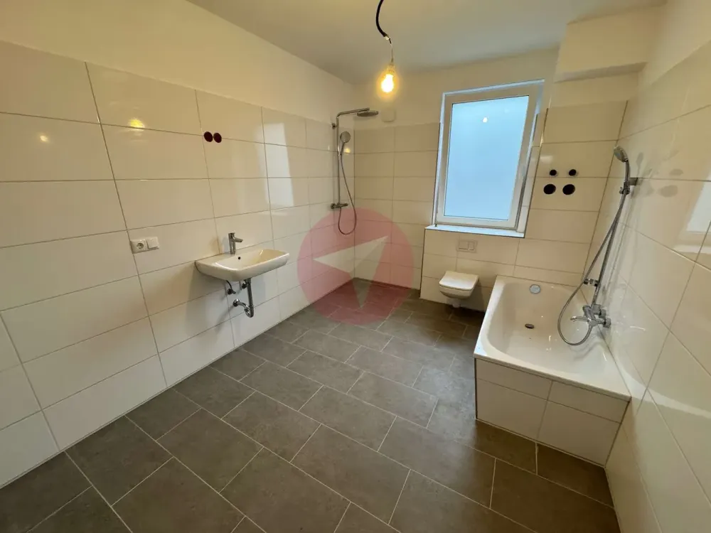 Large 7-Room Ground Floor Apartment in Direct Proximity to the Park in Billstedt