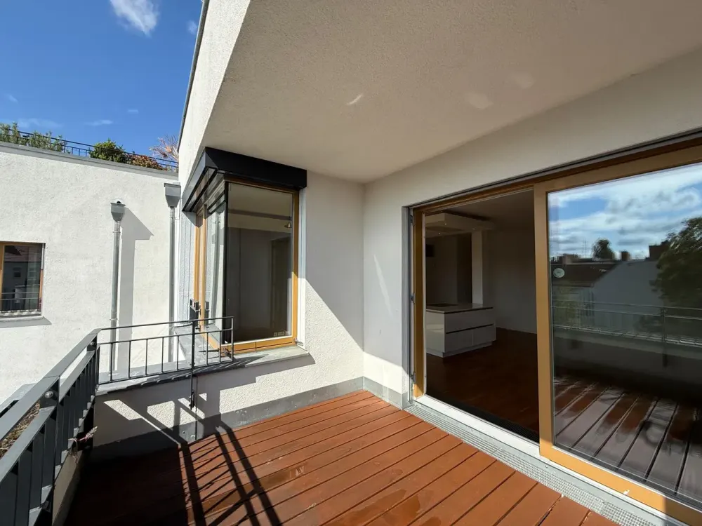 3-Zimmer-Wohnung mit großem Balkon, Einbauküche und Kamin in Friedrichshain