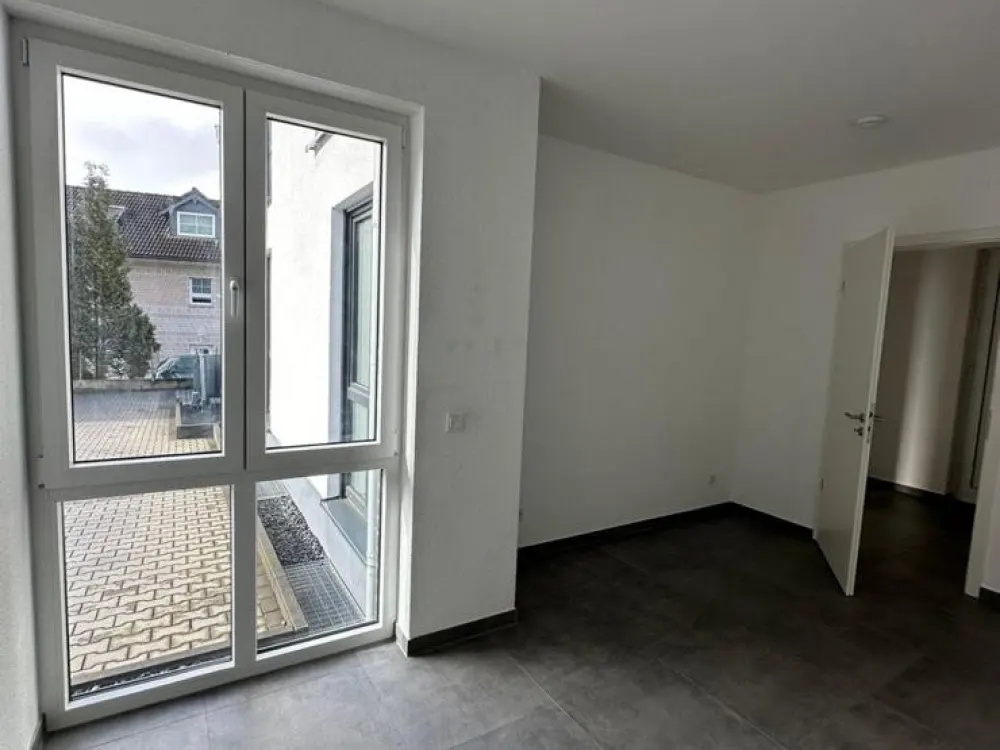 2 Zimmer Wohnung mit Terrasse c.a 100 qm NACHMIETER