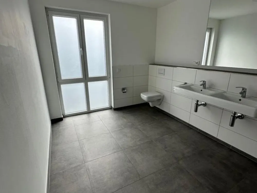 2 Zimmer Wohnung mit Terrasse c.a 100 qm NACHMIETER