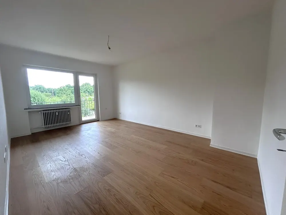 Neues Wohngefühl: frisch saniert + 3,5 Zimmer + Balkon + Sackgassenendlage + große Fensterfronten