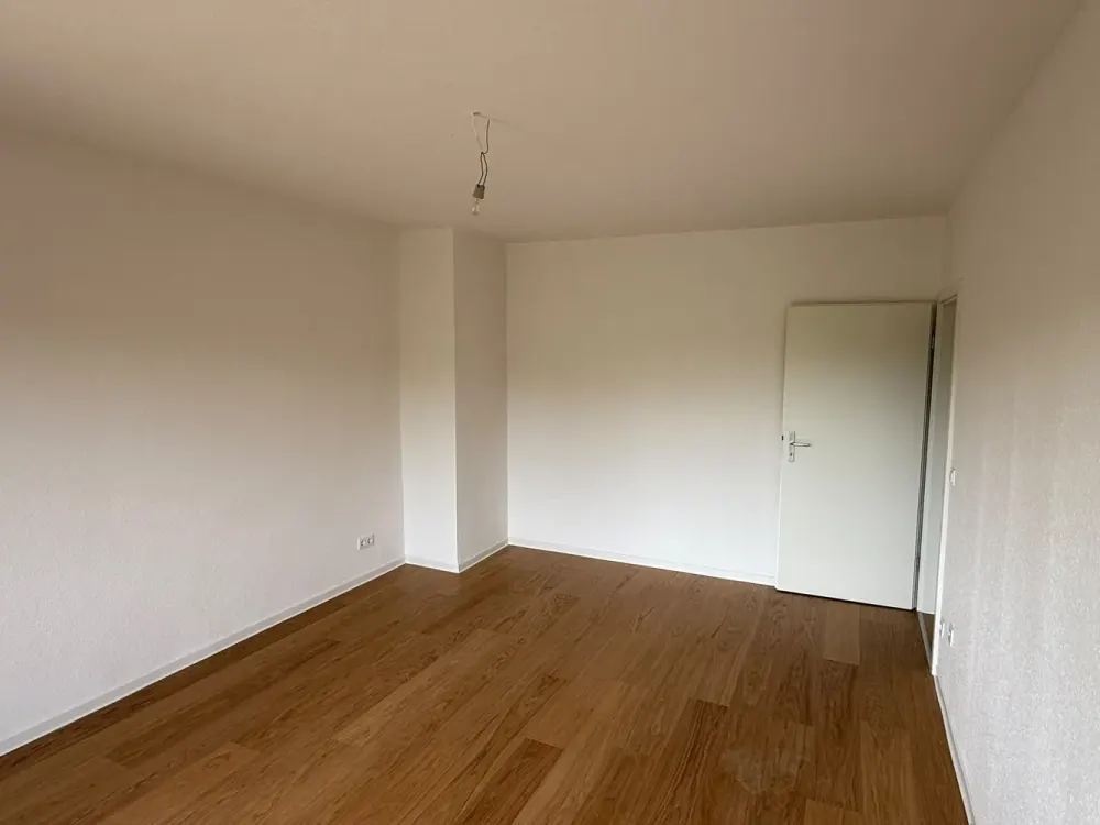 Neues Wohngefühl: frisch saniert + 3,5 Zimmer + Balkon + Sackgassenendlage + große Fensterfronten