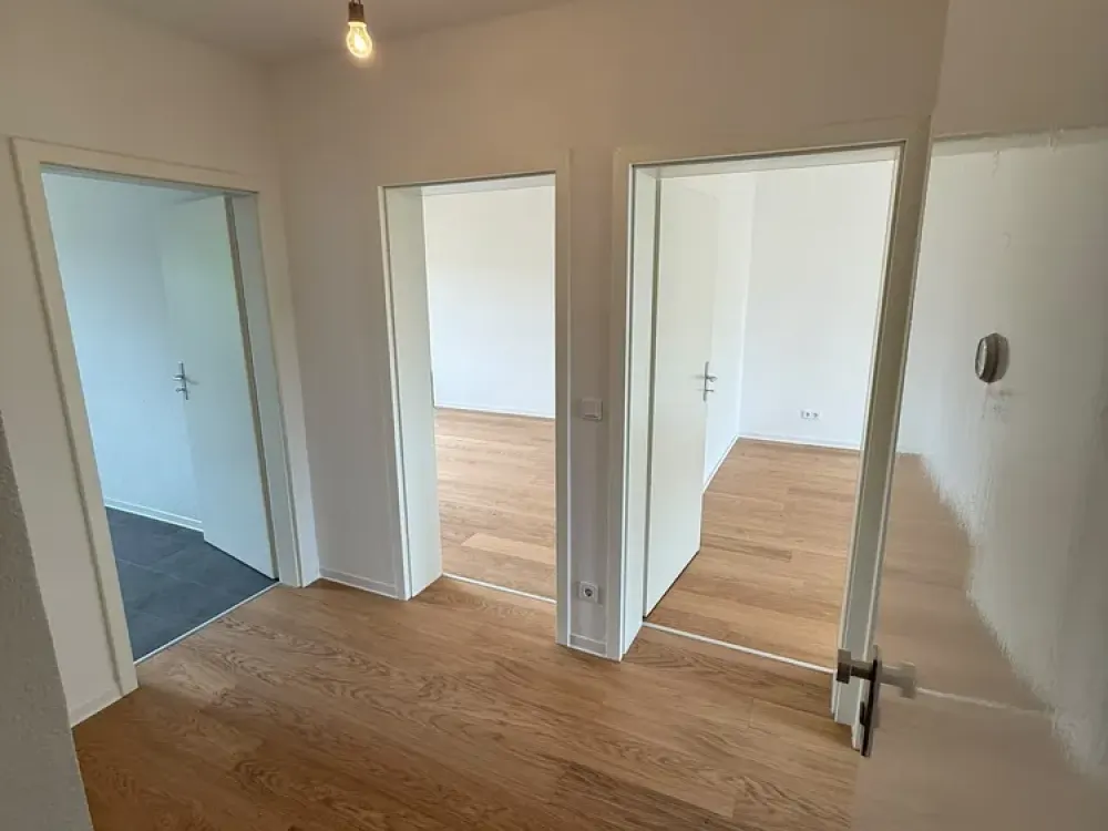 Neues Wohngefühl: frisch saniert + 3,5 Zimmer + Balkon + Sackgassenendlage + große Fensterfronten