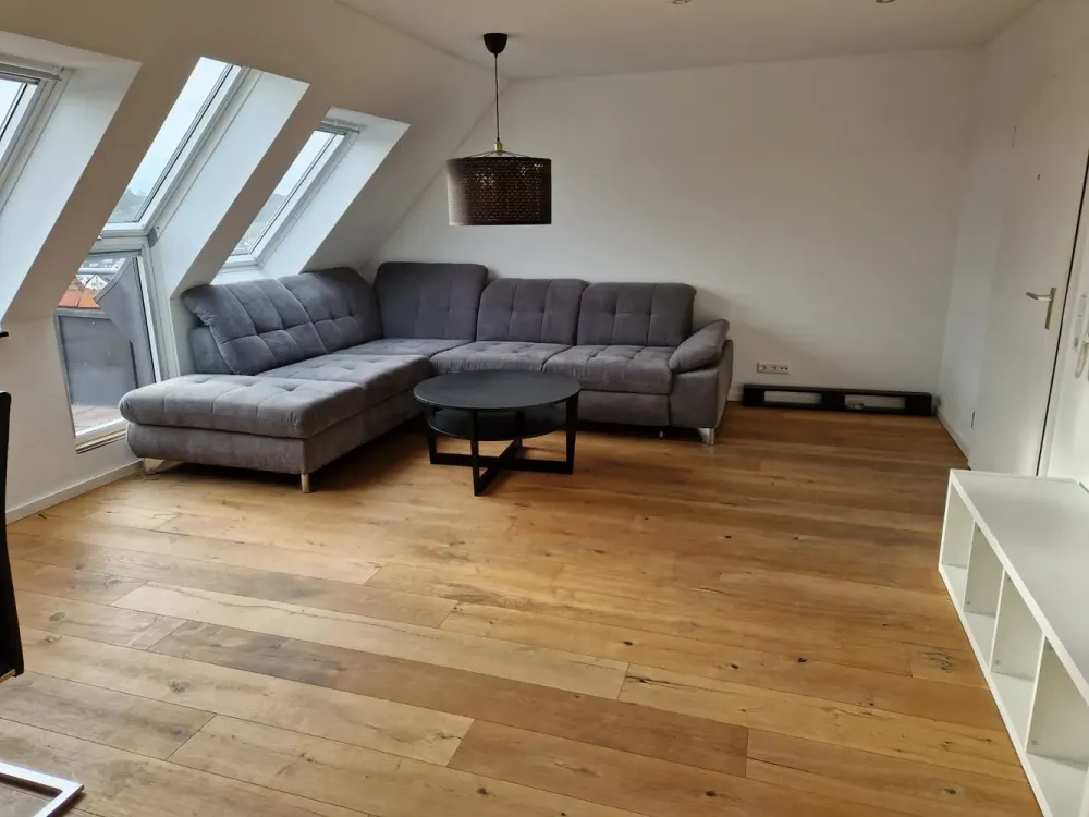 Neuwertige, möblierte 2,5-Zimmer-DG-Wohnung mit Balkon und Einbauküche in Denkendorf