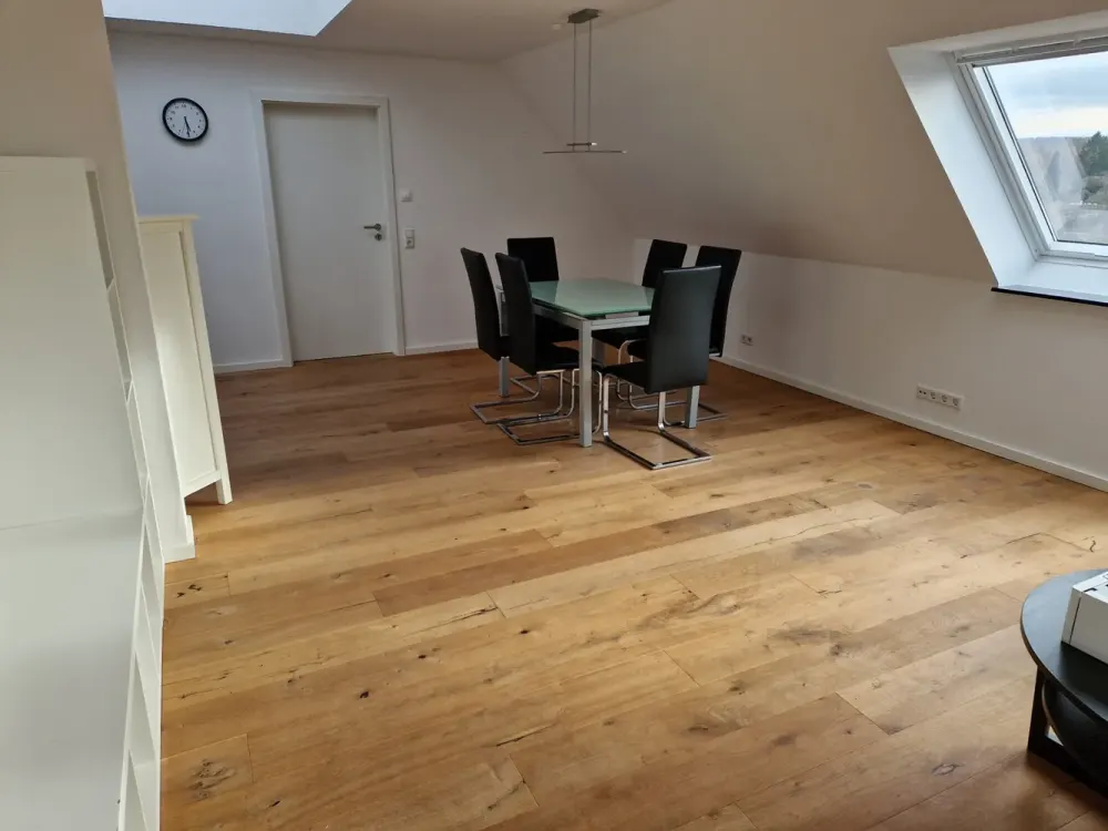 Neuwertige, möblierte 2,5-Zimmer-DG-Wohnung mit Balkon und Einbauküche in Denkendorf