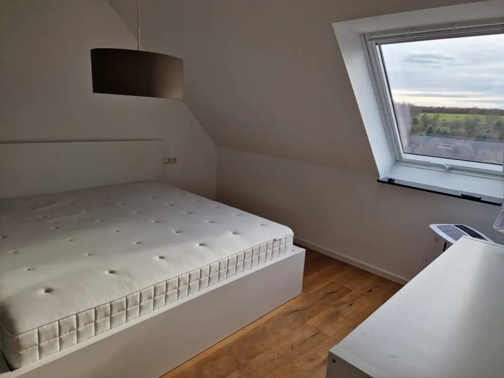Neuwertige, möblierte 2,5-Zimmer-DG-Wohnung mit Balkon und Einbauküche in Denkendorf