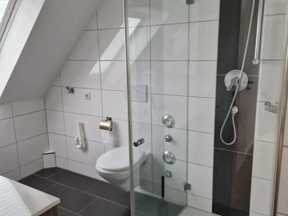 Neuwertige, möblierte 2,5-Zimmer-DG-Wohnung mit Balkon und Einbauküche in Denkendorf