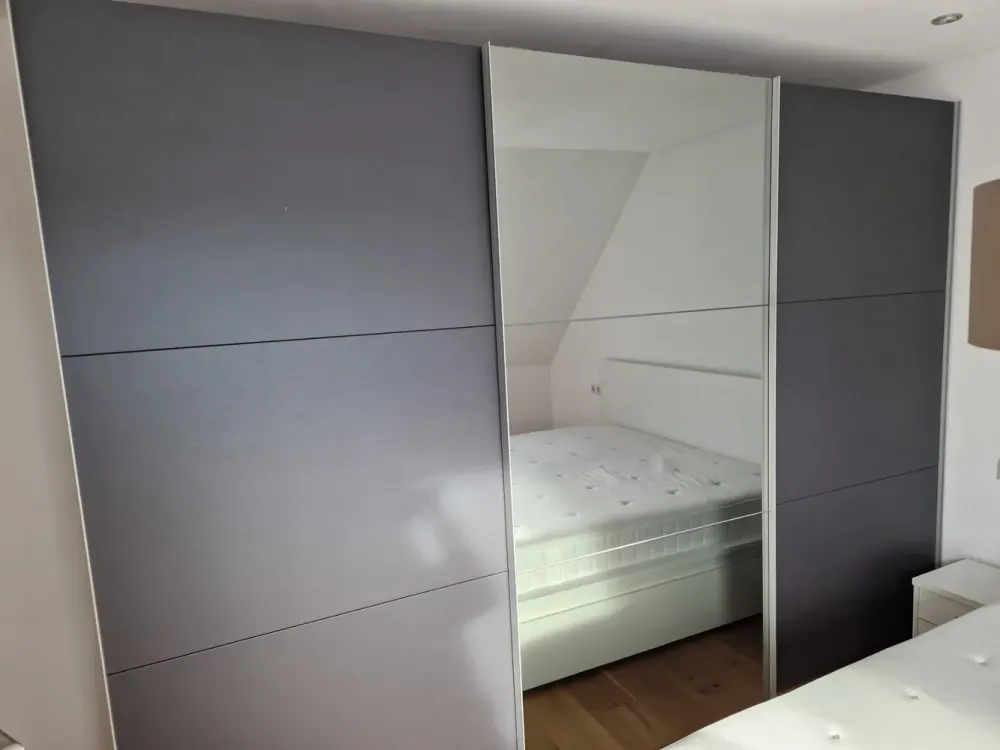 Neuwertige, möblierte 2,5-Zimmer-DG-Wohnung mit Balkon und Einbauküche in Denkendorf
