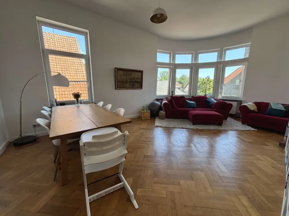 STYLISH OLD BUILDING in the City EXCEPTIONAL + CHIC Spacious Upper Floor Apartment with Charm