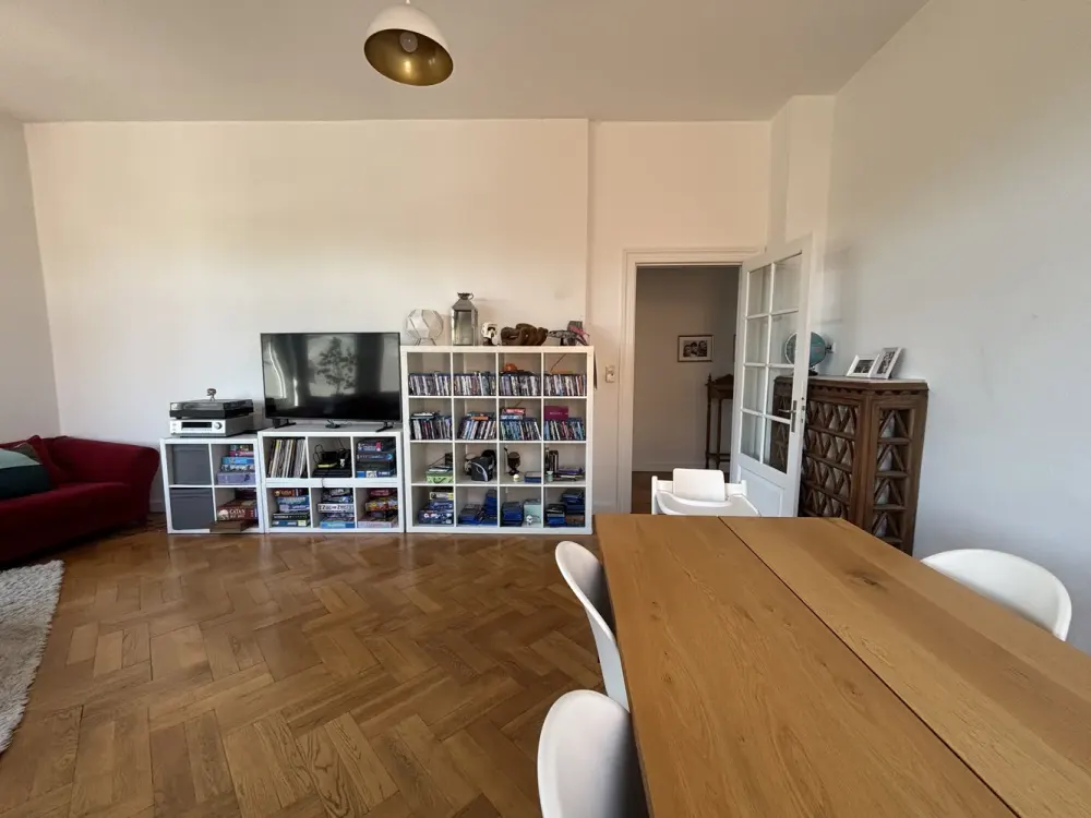 STYLISH OLD BUILDING in the City EXCEPTIONAL + CHIC Spacious Upper Floor Apartment with Charm