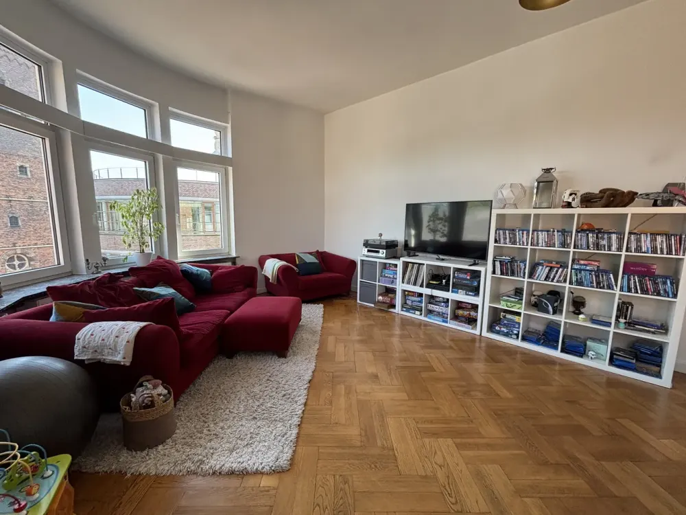 STYLISH OLD BUILDING in the City EXCEPTIONAL + CHIC Spacious Upper Floor Apartment with Charm