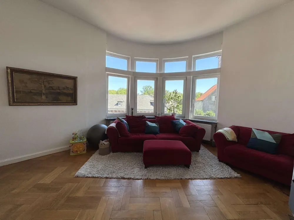 STYLISH OLD BUILDING in the City EXCEPTIONAL + CHIC Spacious Upper Floor Apartment with Charm