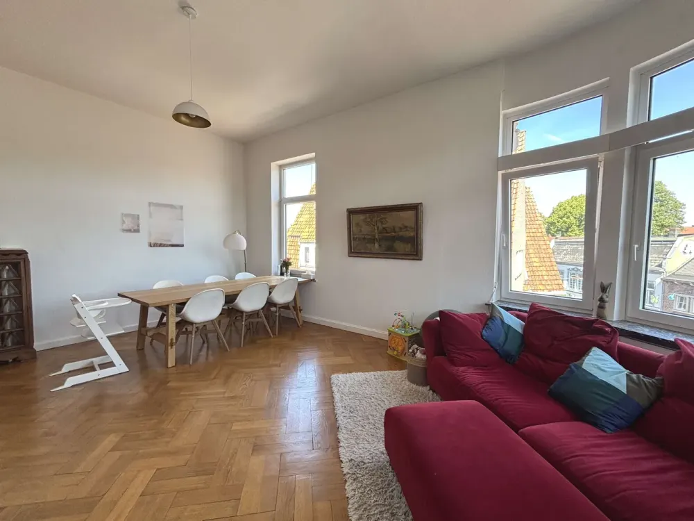 STYLISH OLD BUILDING in the City EXCEPTIONAL + CHIC Spacious Upper Floor Apartment with Charm