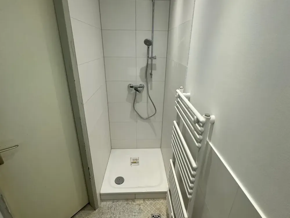Saniertes Studioapartment, Strom inkl., Balkon, Einbauküche und neuem Bad
