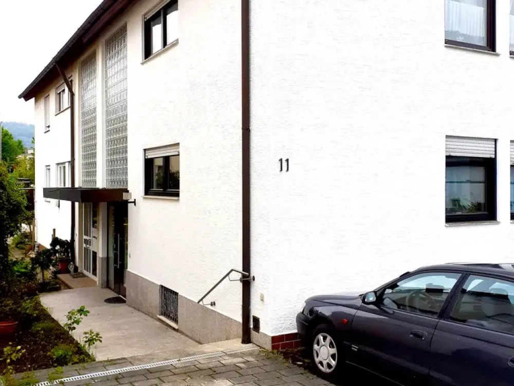 Modernisierte 2,5-Zimmer-Hochparterre-Wohnung mit Balkon und Einbauküche in Winnenden